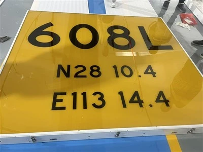 Tanda Digantung Taxiway